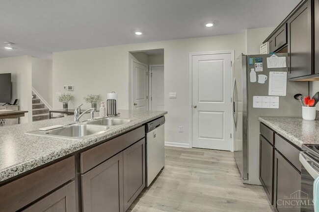 Building Photo - 111 River Hts Dr