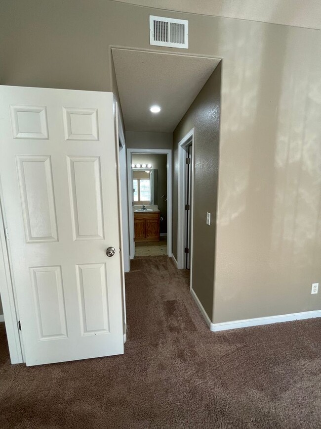 Building Photo - Charming Main Floor Condo in Water Valley