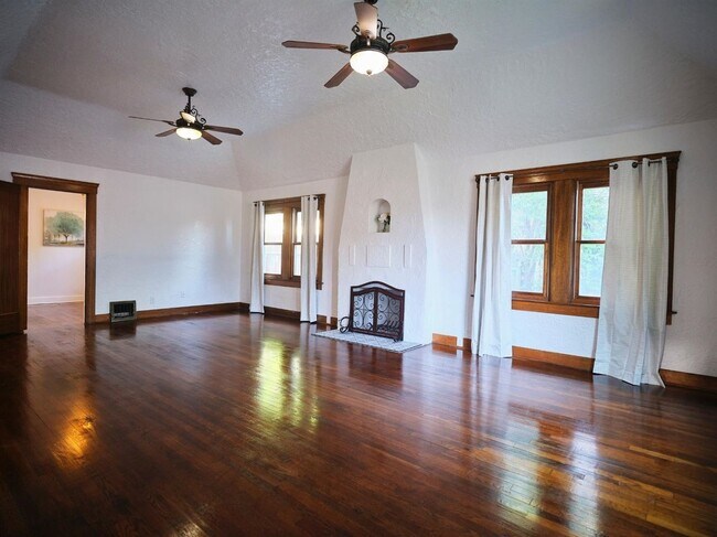 Building Photo - Charming 3 Bedroom in Historical Tower District