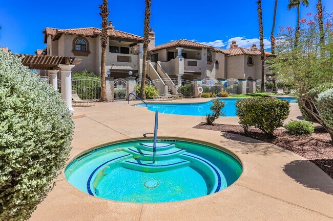 Building Photo - Great 1st Floor 2 Bed Condo
