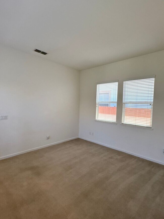 Building Photo - Beautiful charming single story home