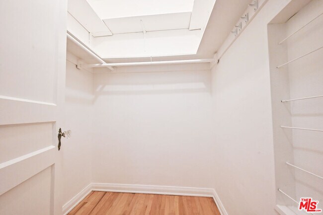 Building Photo - 361 N Mansfield Ave