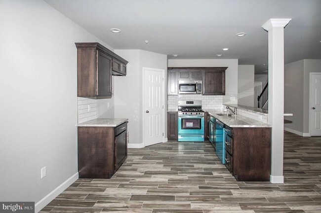 Building Photo - 515 Elm St