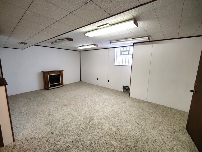 Building Photo - *Updated & Charming 2BD/2BA Single Family ...