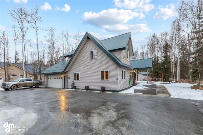 Building Photo - Well-Maintained, Chalet Style Home