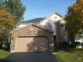 Building Photo - Large 3 Bedroom End Unit Located in the Ke...