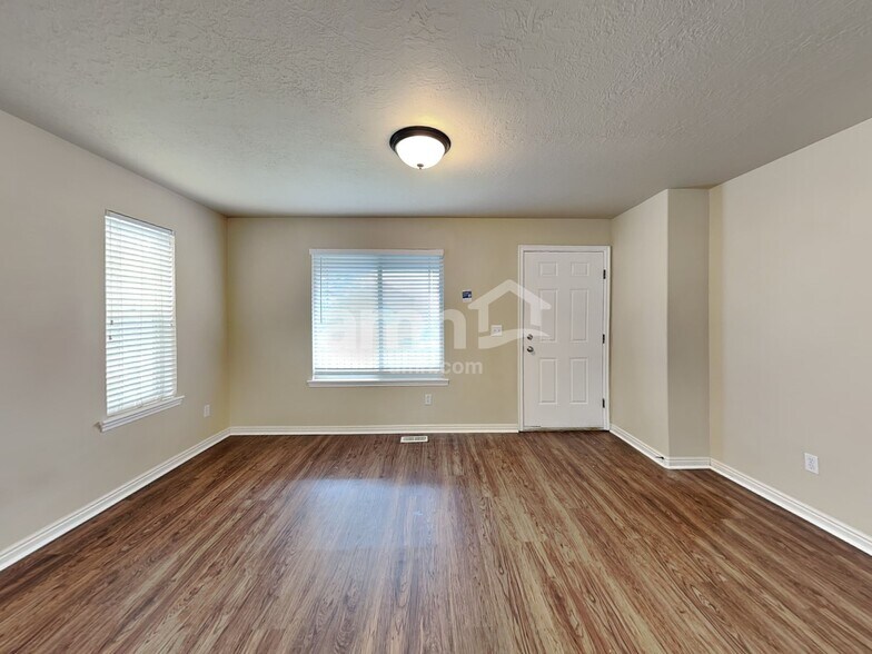 Building Photo - 10526 Doral Dr