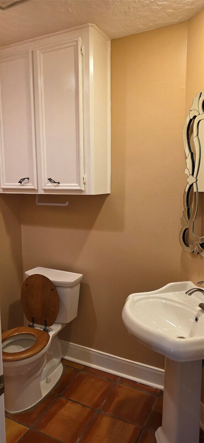 Building Photo - 14810 Charlmont Dr