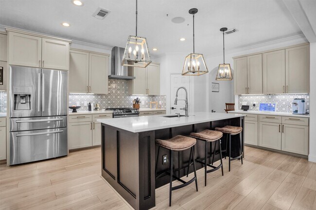 Building Photo - 3006 E Lake Falls Cir