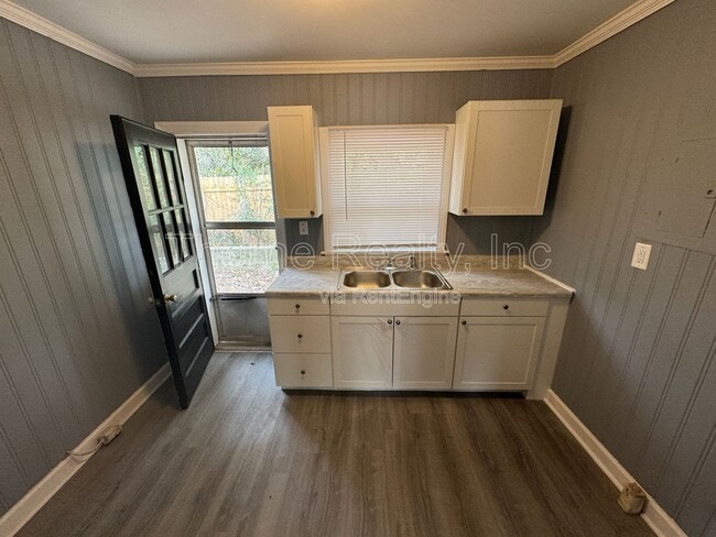 Building Photo - 307 E Battle Ave