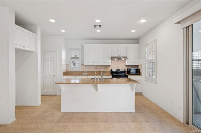 Building Photo - 93 Keepsake