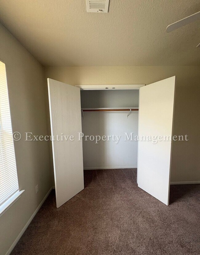 Building Photo - 208 Janelle Dr