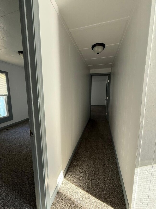 Building Photo - Nicely updated and spacious 3 bedroom hous...