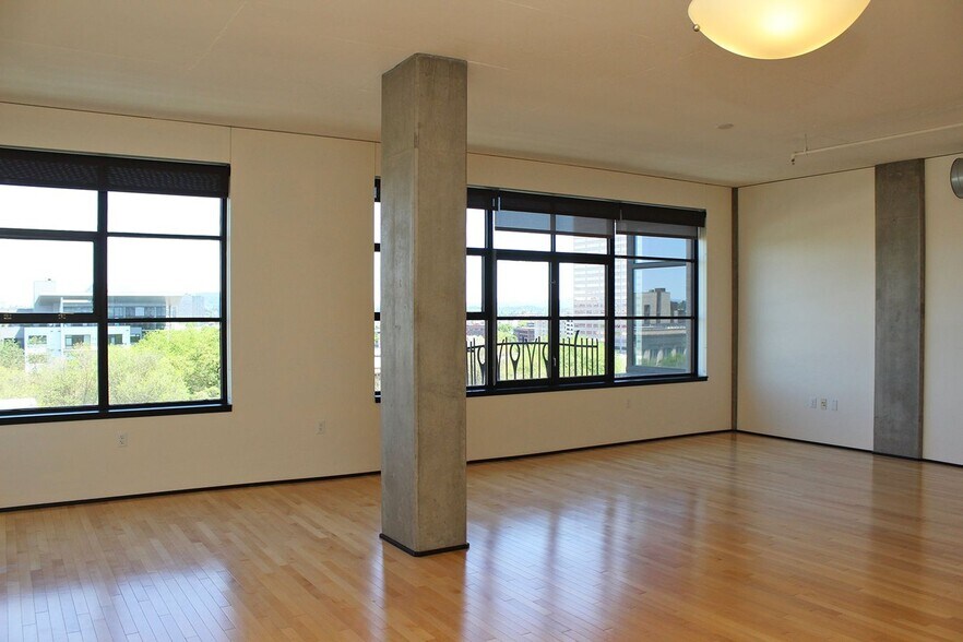Building Photo - 333 NW 9th Ave