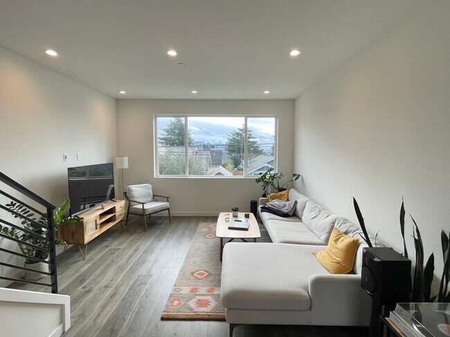 Building Photo - 4-Star Green Built 3-bed, 2 bath Modern Townhome with Views!