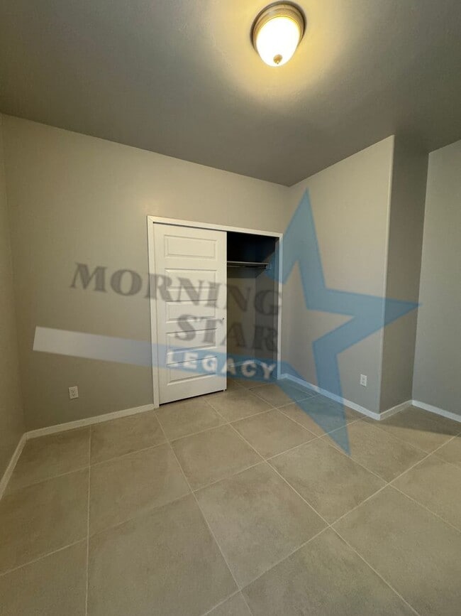 Building Photo - Newer home in desirable Metro area!