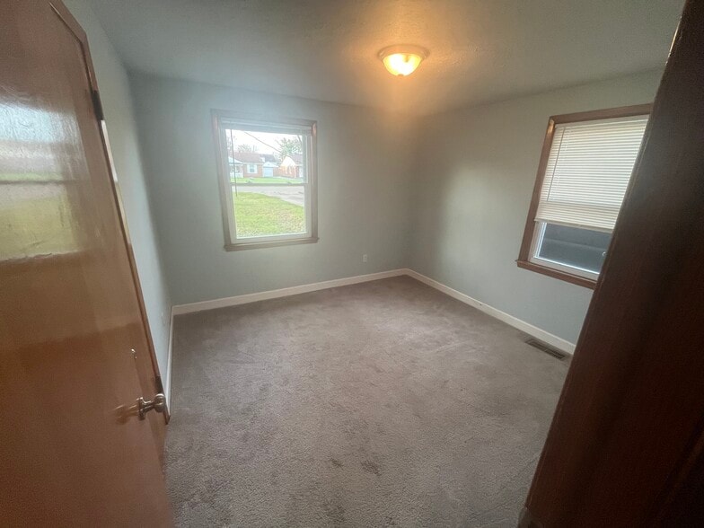 Building Photo - 150 Centervale Ave