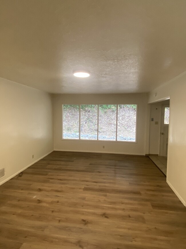 Building Photo - 588 Beverly Dr