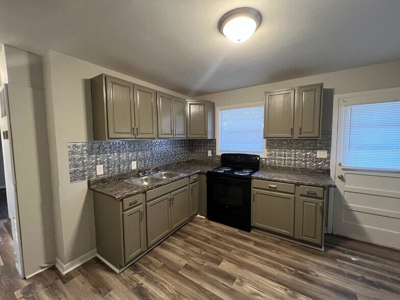 Building Photo - 857 Bellevue St