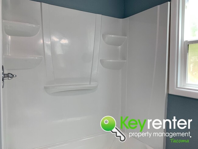 Building Photo - Recently Remodeled 3bd/1.5Bath Tacoma House!