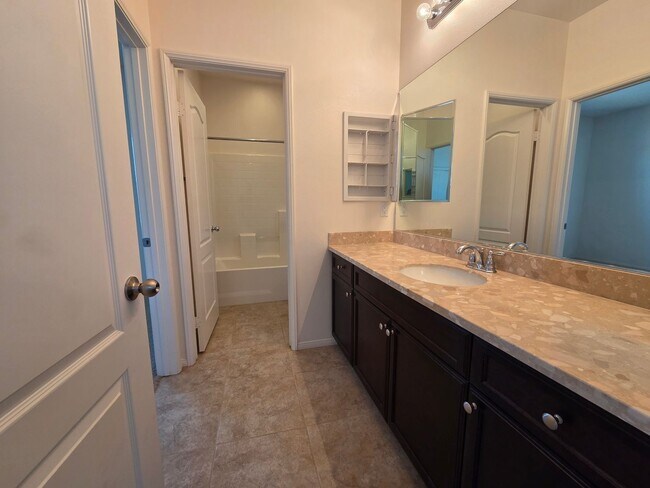 Building Photo - New Listing!