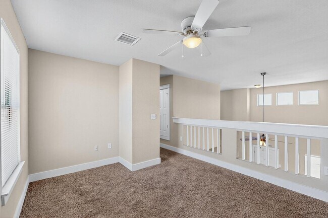 Building Photo - Two story 3 bedroom 2.5 bath in Santa Tere...