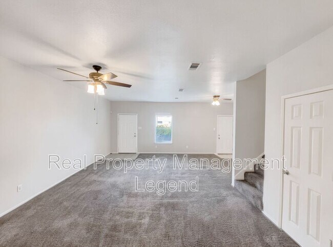 Building Photo - 3211 Roundtree Ln