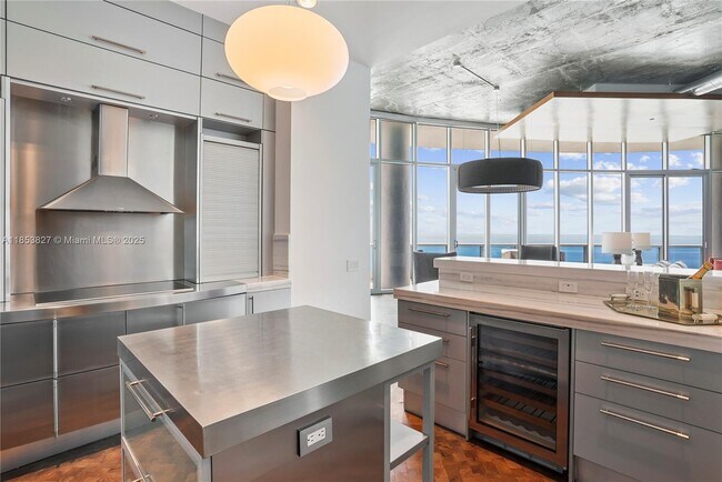 Building Photo - 5959 Collins Ave