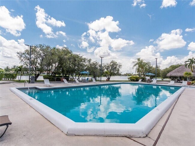 Building Photo - 436 Lakeview Dr