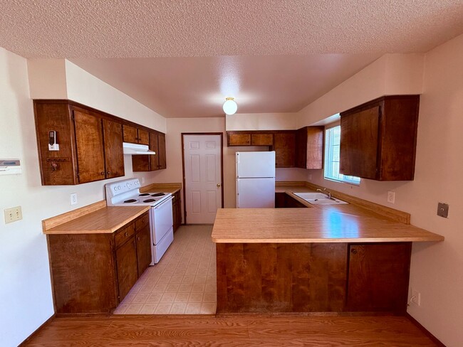 Building Photo - Cozy 3-Bedroom 2-Bath Home Situated on a C...