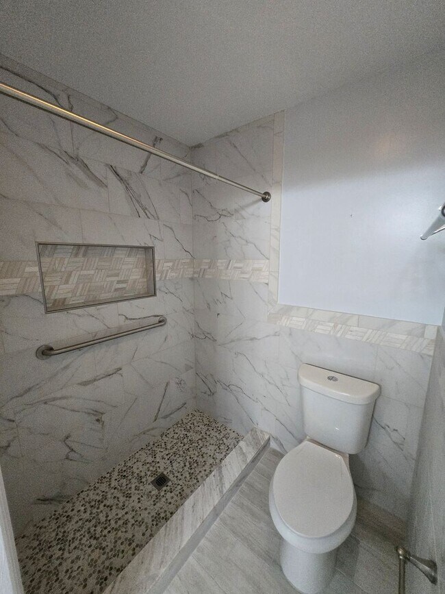 Building Photo - Beautiful and spacious remodeled unit