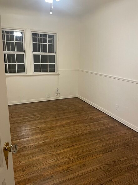 Front bedroom (1) - 1208 W 81st Pl