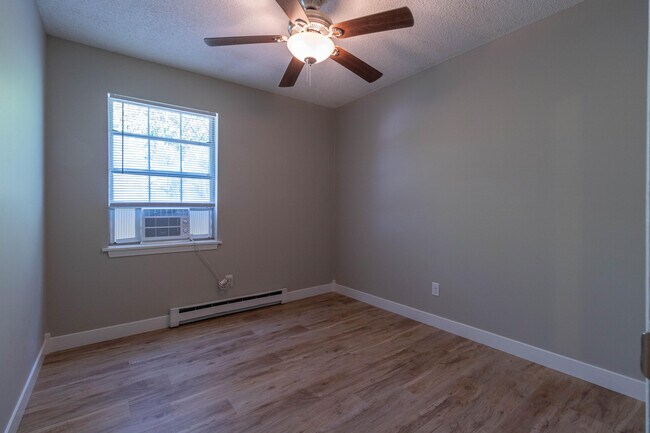 Building Photo - 1635A W Amos Dr