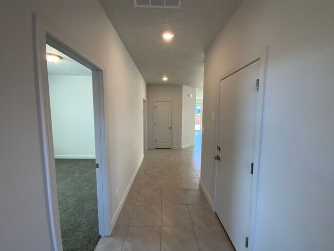 Building Photo - 3 Bedroom Single Story New Build in Lomas Encantadas in Rio Rancho!