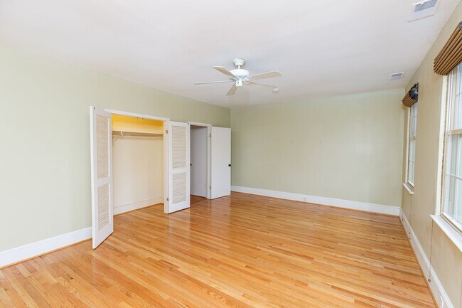 Building Photo - Large Sunny Dupont Two-Bed Condo Rental with Parking!