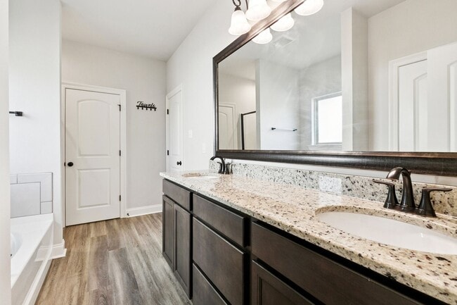 Building Photo - Modern Comfort Meets Cozy Charm in This 3-...