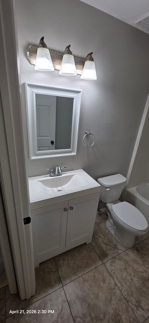 Building Photo - Charming 3BR/2BA Bradenton Home with Extra Storage & Parking