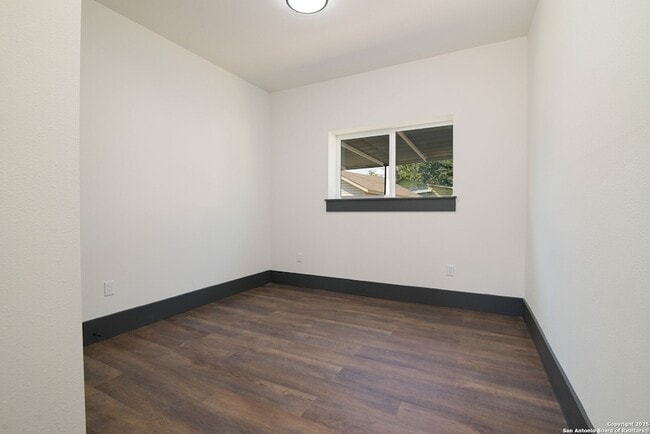 Building Photo - 207 Loretta Pl