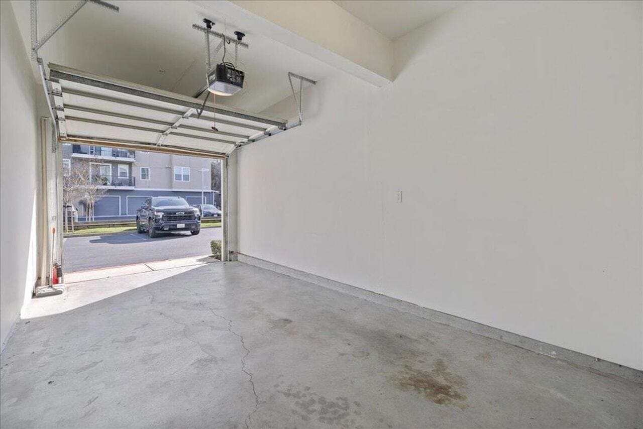 Building Photo - 1065 Saginaw Ter