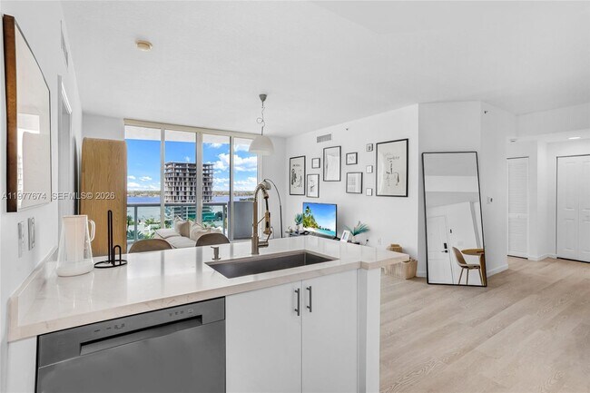 Building Photo - 7910 Harbor Island Dr