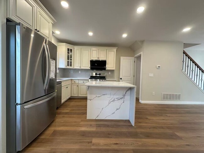 Building Photo - 2b2b house in south Philly Available now