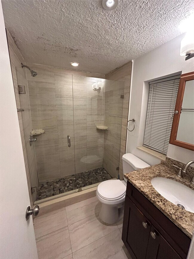 Building Photo - 408 NE 7th Ave