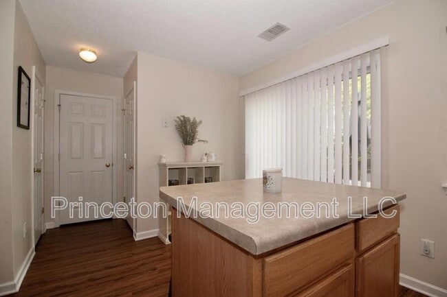 Building Photo - 137 Lynch Cir