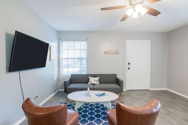 Building Photo - 2 Bed/1 Bath Condo with In-Ground Pool