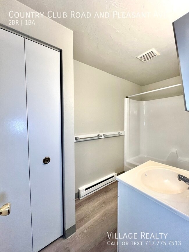 Building Photo - 605 Country Club Rd