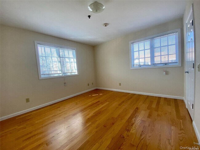 Building Photo - 259 Glen Cove Ave