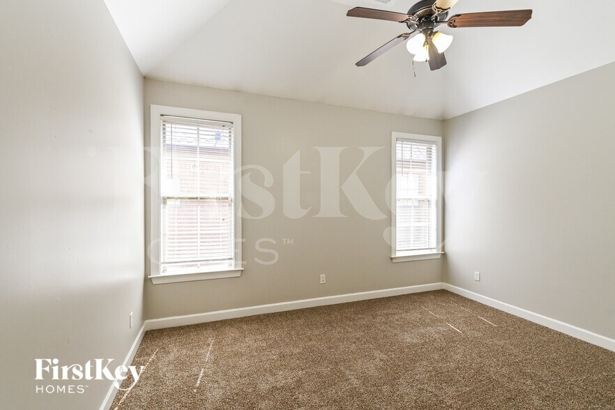 Building Photo - 10258 Evening Hill Dr
