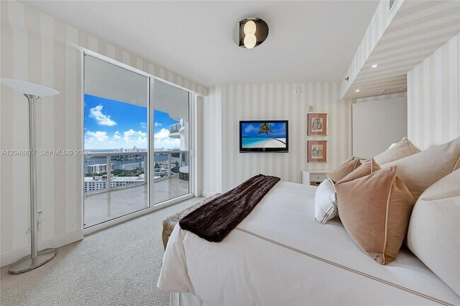 Building Photo - 17201 Collins Ave