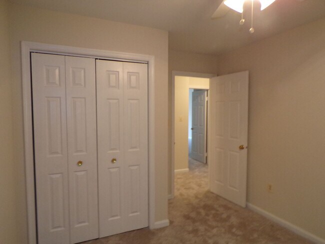 Building Photo - Three Bedroom Townhouse Conveniently Located In Springfield