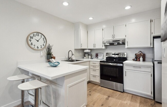 Building Photo - "Chic 1-Bed Oasis with Hardwood & Marble F...